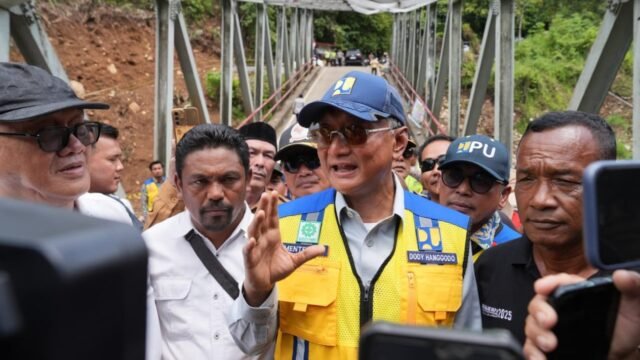 6a4e393e66ff2-menteri-pu-dody-pastikan-batal-ke-amerika-serikat-pilih-tinjau-jembatan-enang-enang-di-aceh_gemini_1265_711.jpg