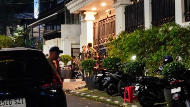 6a4efc45325c1-rumah-jampidsus-kejagung-febrie-adriansyah-di-jaksel-dijaga-ketat-tni_gemini_1265_711.jpg