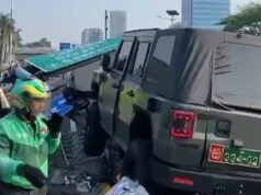Un’auto ufficiale della TNI colpisce il cartello dell’uscita del casello di Slipi davanti al DPR, il traffico si paralizza