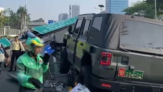 6a4f0fafd9f1b-mobil-dinas-tni-mengalami-kecelakaan-hingga-menghantam-tiang-rambu-penunjuk-jalan-di-exit-tol-slipi_gemini_1265_711.jpg