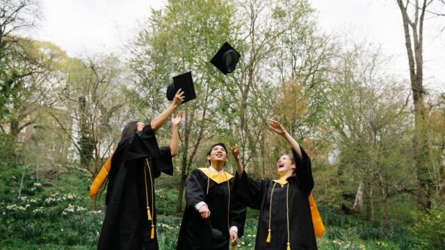 6a4f8e4b21206-ilustrasi-fresh-graduate_gemini_1265_711.jpg