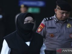 La KPK perquisisce le case di tre sospettati in un caso di estorsione a Sukoharjo, documenti importanti confiscati