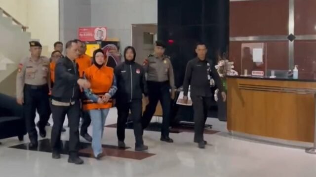 6a51a68b2c25f-bupati-sukoharjo-etik-suryani-muncul-di-hadapan-publik-sebagai-tersangka-kasus-dugaan-pemerasan_gemini_1265_711.jpg