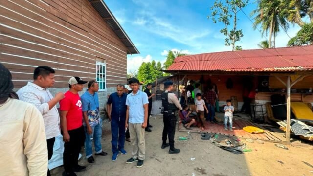 6a562aa194548-olah-tkp-ledakan-bom-rakitan-yang-dibawa-seorang-pelajar-ke-madrasah-aliyah-negeri-man-3-padang-sumatra-barat_gemini_1265_711.jpg