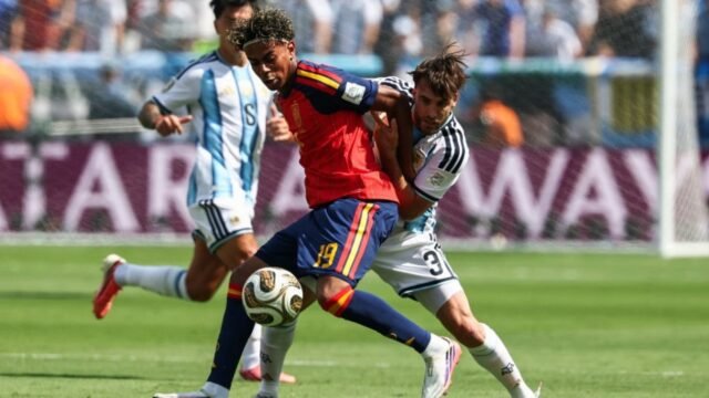 6a5d37de508be-lamine-yamal-berduel-dengan-nicolas-tagliafico-di-final-piala-dunia-2026_gemini_1265_711.jpg