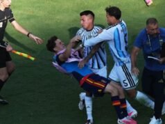 Non riuscendo a vincere la Coppa del Mondo 2026, il difensore argentino impazzisce nel colpire il giocatore spagnolo