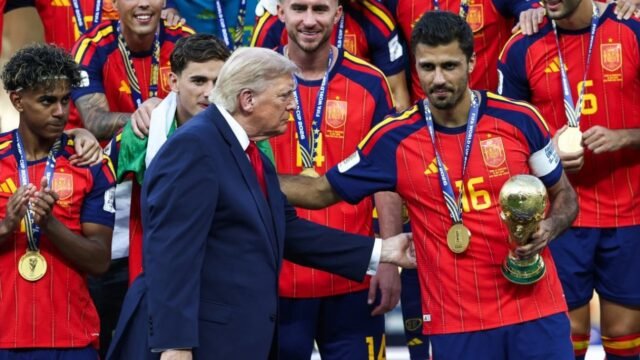 6a5d84e9ec9f9-donald-trump-serahkan-trofi-piala-dunia-ke-kapten-timnas-spanyol-rodri_gemini_1265_711.jpg