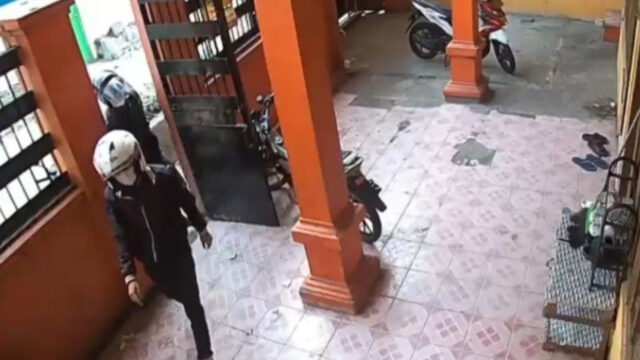 6a5db2aedb66d-rekaman-kamera-pengawas-cctv-yang-memperlihatkan-dua-pelaku-pencurian-sepeda-motor-di-kawasan-matraman-jakarta-timur_gemini_1265_711.jpg