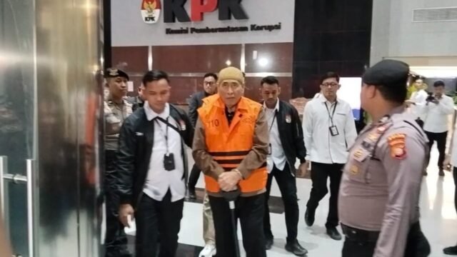 6a5dbb822e9f7-ketua-umum-asosiasi-kesatuan-tour-travel-haji-umrah-republik-indonesia-kesthuri-sekaligus-tersangka-kasus-korupsi-kuot_gemini_1265_711.jpg