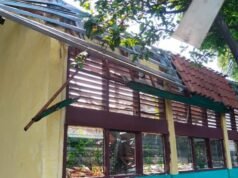 Le patetiche condizioni dell’aula dell’SDN Kebayoran Lama 09, South Jakarta, che è crollata e non è stata riparata da quasi 2 anni