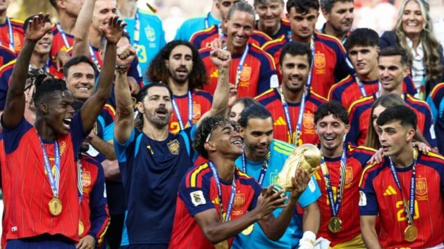 6a5f422d96eea-pemain-muda-spanyol-lamine-yamal-mengangkat-trofi-piala-dunia-usai-bungkam-argentina-di-final_gemini_1265_711.jpg