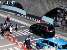 Si è scoperto che l’autista e i 2 passeggeri dell’auto Alphard che stavano litigando con la guardia di sicurezza erano membri della polizia regionale di West Java