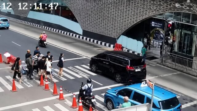 6a62d4dcd6e8a-toyota-alphard-terobos-zebra-cross-di-bundaran-hi_gemini_1265_711.jpg