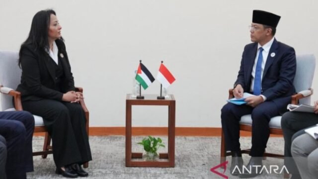 6a64e6cac61b5-menteri-luar-negeri-republik-indonesia-sugiono-saat-bertemu-dengan-menteri-pembangunan-sosial-palestina-samah-hamad_gemini_1265_711.jpg