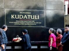 Nel rispetto delle vittime, Megawati cosparge di fiori dopo aver inaugurato il monumento a Kudatuli