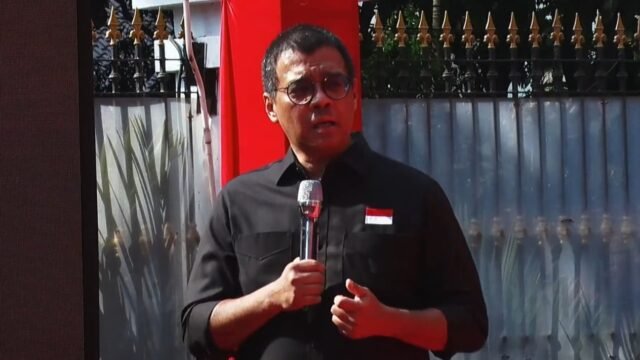 Andi Widjajanto: I soldati devono essere bravi a guidare i carri armati e a sparare missili, non a maneggiare il mais! Andi Widjajanto: I soldati devono essere bravi a guidare i carri armati e a sparare missili, non a maneggiare il mais!