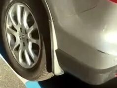 ‘La cosa più romana di sempre’: la città ridipinge i parcheggi attorno alle auto… poi multa gli automobilisti