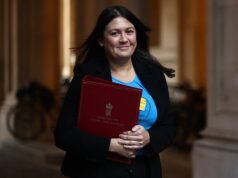 Il ministro della Cultura britannico lascia X per “abusi e disinformazione”