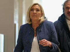 La Corte d’appello francese apre le porte alla corsa presidenziale di Le Pen, con targhetta alla caviglia