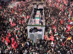 Una folla enorme si unisce al corteo funebre per il leader supremo iraniano Khamenei