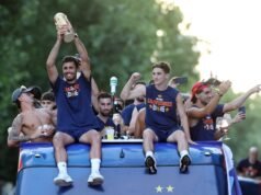 I campioni della Coppa del Mondo della Spagna tornano al benvenuto reale e sfilano per Madrid