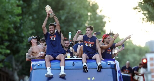 I campioni della Coppa del Mondo della Spagna tornano al benvenuto reale e sfilano per Madrid I campioni della Coppa del Mondo della Spagna tornano al benvenuto reale e sfilano per Madrid
