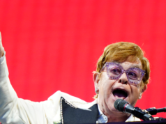 Elton John vende la sua immagine per milioni per poter esibirsi dopo la morte