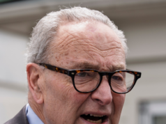 Il leader della minoranza al Senato Chuck Schumer sembra scoreggiare rumorosamente all’aula del Senato