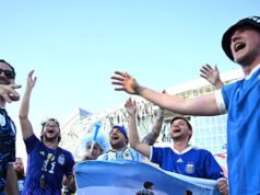 GUARDA – Coppa del Mondo: i tifosi dell’Argentina restituiscono il portafoglio smarrito all’uomo cantando il suo nome