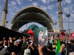 Milioni di persone piangono l’iraniano Ali Khamenei durante lo storico corteo funebre
