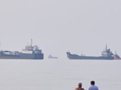 L’Iran lancia attacchi mortali contro navi civili, uccidendo un membro dell’equipaggio indiano