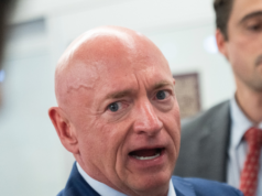 Il democratico Mark Kelly definisce Trump un “presidente disabile” in un’intervista con The Atlantic