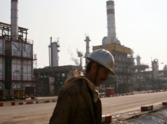 L’Iran minaccia di chiudere la produzione petrolifera del Medio Oriente mentre gli Stati Uniti reimpongono il blocco