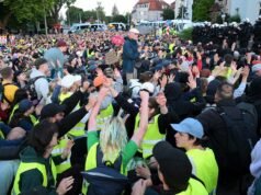 Decine di migliaia di manifestanti di estrema sinistra si scontrano con la polizia in rivolte anti-conservatrici