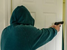 Presunto intruso in condizioni critiche dopo che l’occupante della casa ha aperto il fuoco