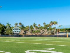 Giocatore di football del college perde la borsa di studio dopo essere tornato a casa per la morte della mamma