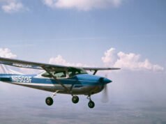 GUARDA–‘Capolavoro aereo’: il pilota commemora il 250esimo anniversario dell’America con una complessa traiettoria di volo sul cuore del paese