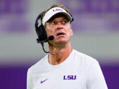 L’allenatore della LSU Lane Kiffin sotto accusa per aver utilizzato un aereo privato pagato dai donatori per le vacanze in famiglia