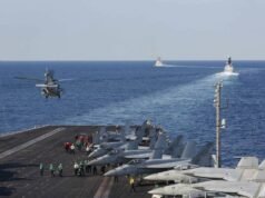 Un membro dell’equipaggio è scomparso dopo che un elicottero della Marina americana ha effettuato un atterraggio di emergenza nel Mar Arabico