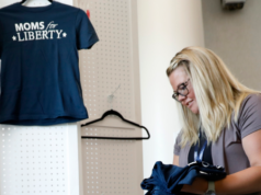 A Moms for Liberty è stato impedito di partecipare alla fiera statale dell’Alaska dopo essere state etichettate come gruppo estremista