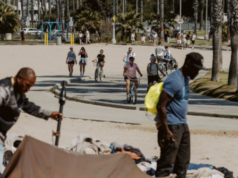 I residenti indignati della comunità di Los Angeles Beach si confrontano con i leader dell’edilizia abitativa dei senzatetto