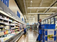 Walmart taglia i prezzi di migliaia di articoli estivi, attirando le lodi di Trump