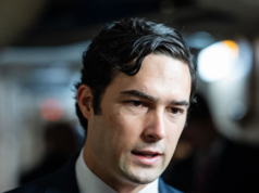 Il rappresentante Brandon Gill presenta una proposta di legge che richiede ai cittadini naturalizzati di parlare inglese