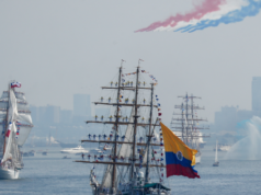 100 navi alte e navi della Marina riempiono il porto di New York per la parata della flottiglia del 4 luglio