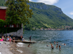 Una città italiana dice ai turisti che verranno multati se indossano costumi da bagno per strada