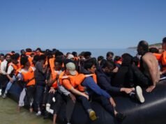 “L’invasione continua”: Farage si chiede “su quale pianeta” si trova Burnham, mentre altre centinaia di illegali attraversano la Manica
