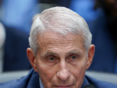 GUARDA: L’ostinato Anthony Fauci implora il quinto quando gli viene chiesto se davanti a lui c’è una cartella rossa