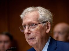 Laura Loomer, giornalista afferma che Mitch McConnell è stato ricoverato in ospedale “Brain Dead”