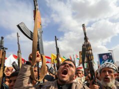 Gli Houthi sostenuti dall’Iran minacciano altri attacchi dopo che i sauditi hanno colpito l’aeroporto yemenita
