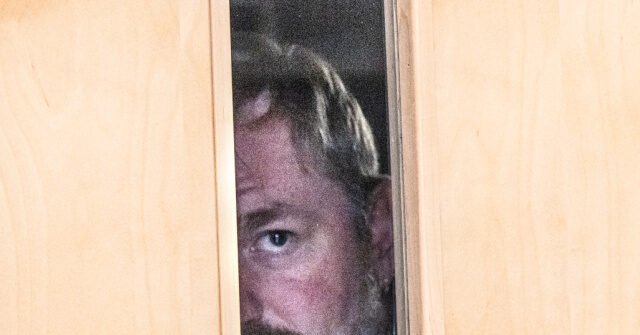 Graham-Plater-Peeking-Out-640x335.jpeg
